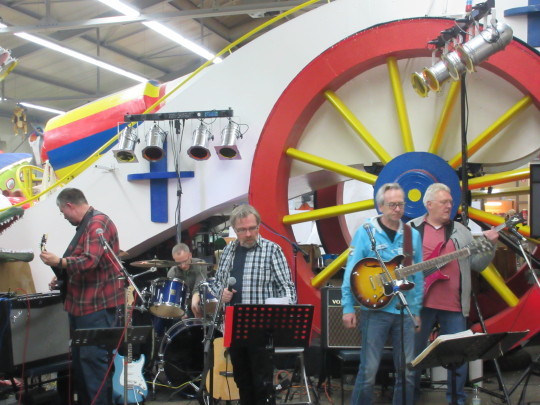FINE R.I.P. vor der Konfettikanone der Stadtsoldaten beim Soundcheck in der Wagenbauhalle Bild: KRA 2