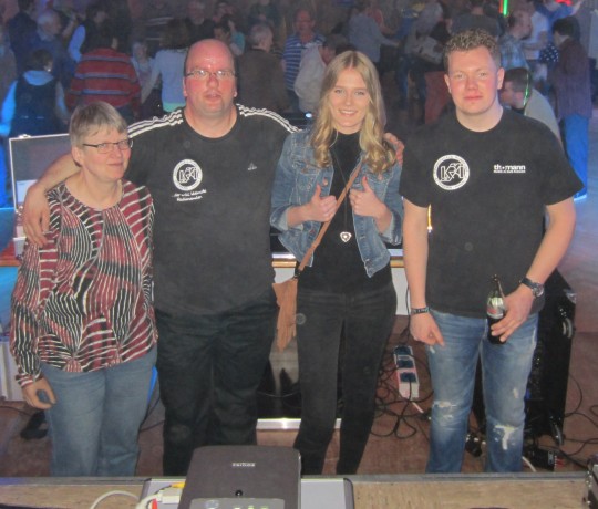 Monika, Michael, Jessica und Marvin bei der AG Begegnung Bild: KRA 2