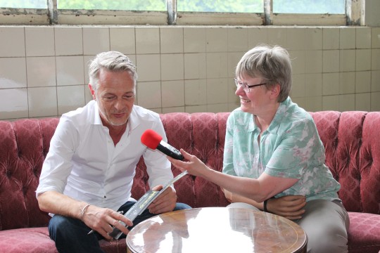Monika hatte den 1. Vorsitzenden vom Kulturbüro Olaf Geschwinde am Mikrofon Bild: KRA 2