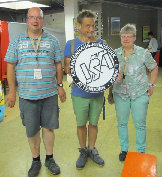 Michael und Monika mit dem Gewinner des Kleinkunstpreises This Maag Bild: KRA 2
