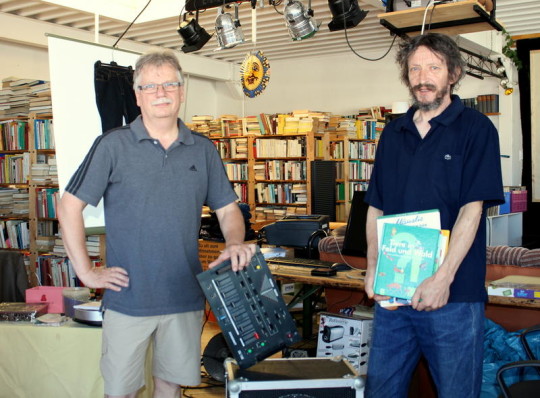 Rainer von KRA 2 und Alfred aus dem Studio A veranstalten 1. Hausflohmarkt.   Bild: Tom Kleine